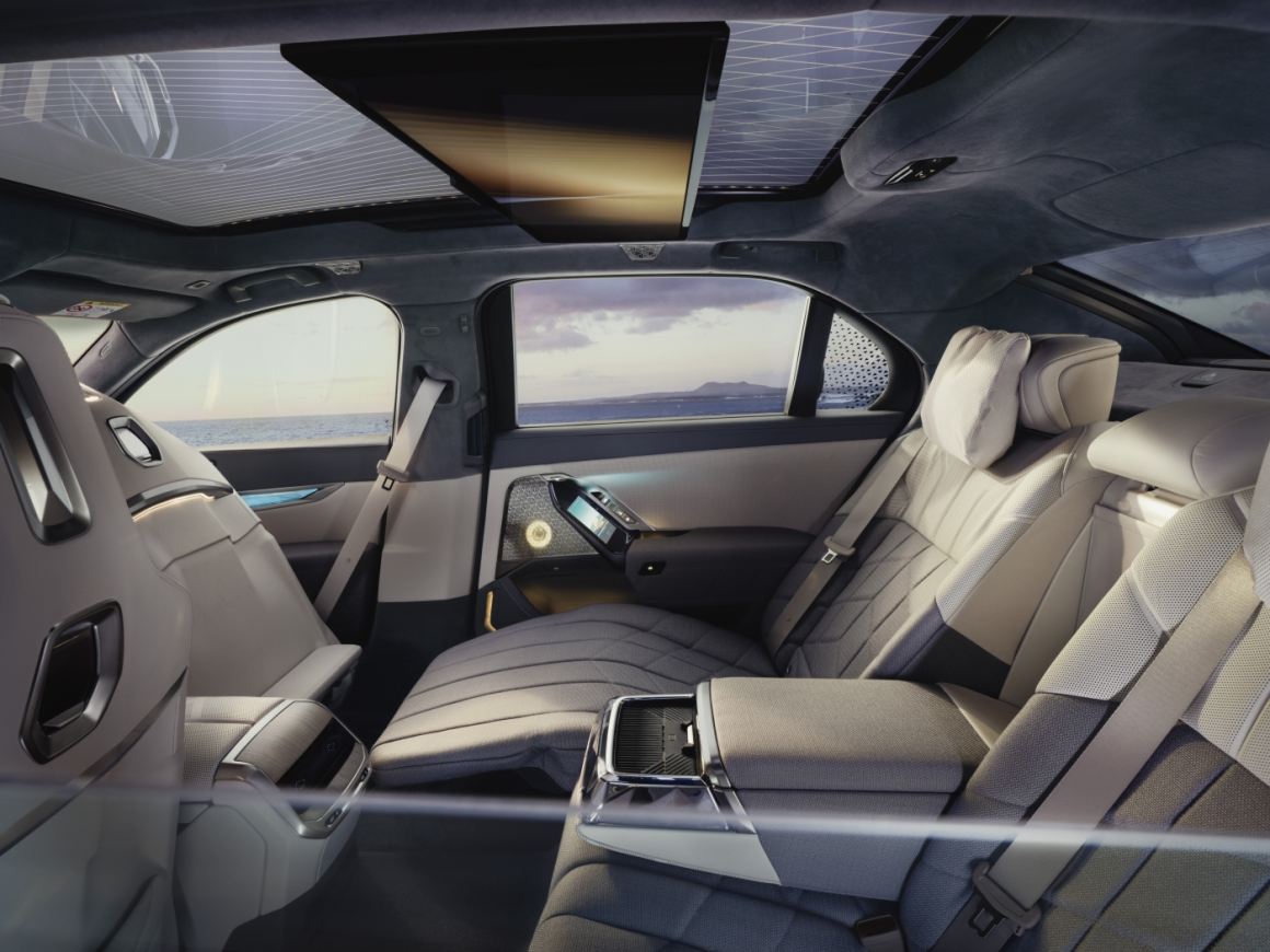 [新聞照片六] BMW Individual Merino真皮材質與傾斜角度最高可達42.5度的後座豪華總裁座椅，為全新世代BMW 7系列帶來無比尊榮的後座氛圍