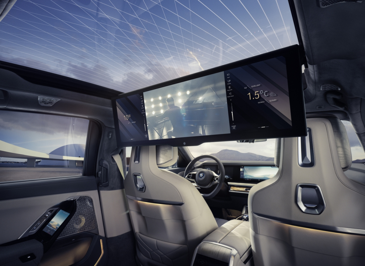[新聞照片七] 具備高達8K畫質的31.3吋BMW懸浮式劇院螢幕、5.5吋後座專屬觸控螢幕、Sky Lounge全景式玻璃車頂與Bowers & Wilkins頂級音響系統，營造宛如獨立劇院的座艙空間
